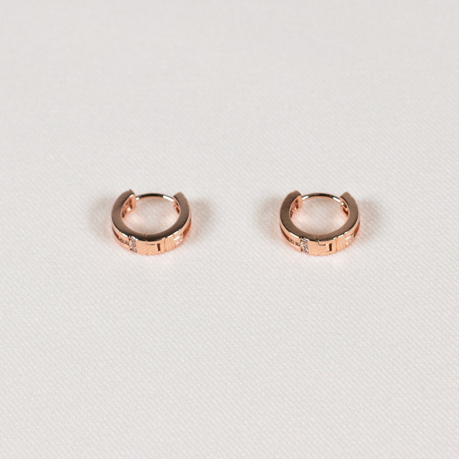 Rosegold-toned small hoops